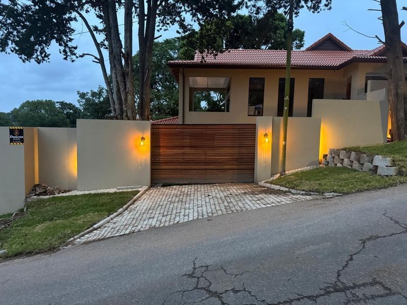 Exquisite Escombe Residence: Grandeur, Views &amp; Income Potential - Photo 2