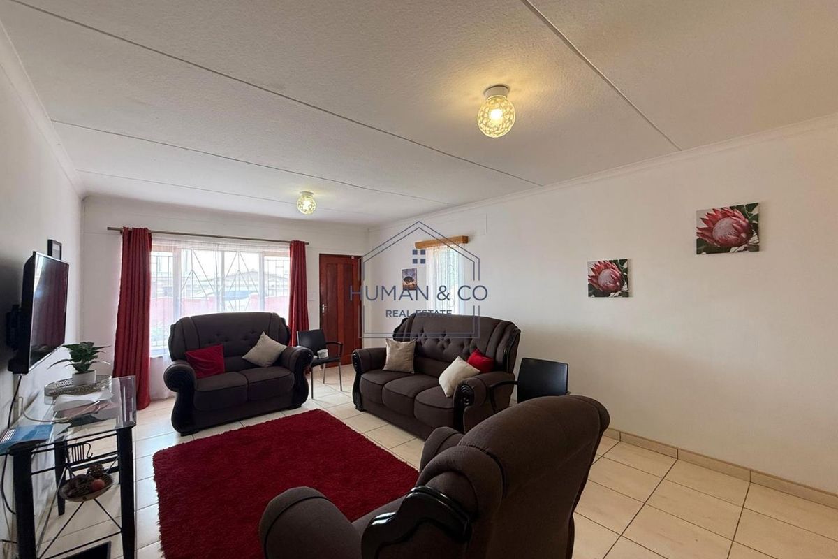 Very neat and well-maintained 3 bedroom home in Narraville; Walvis Bay - Photo 3