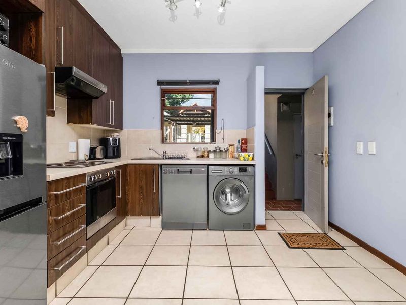 Lovely 1 Bedroom, 1 Bathroom Garden Apartment For Sale in Broadacres - Photo 6