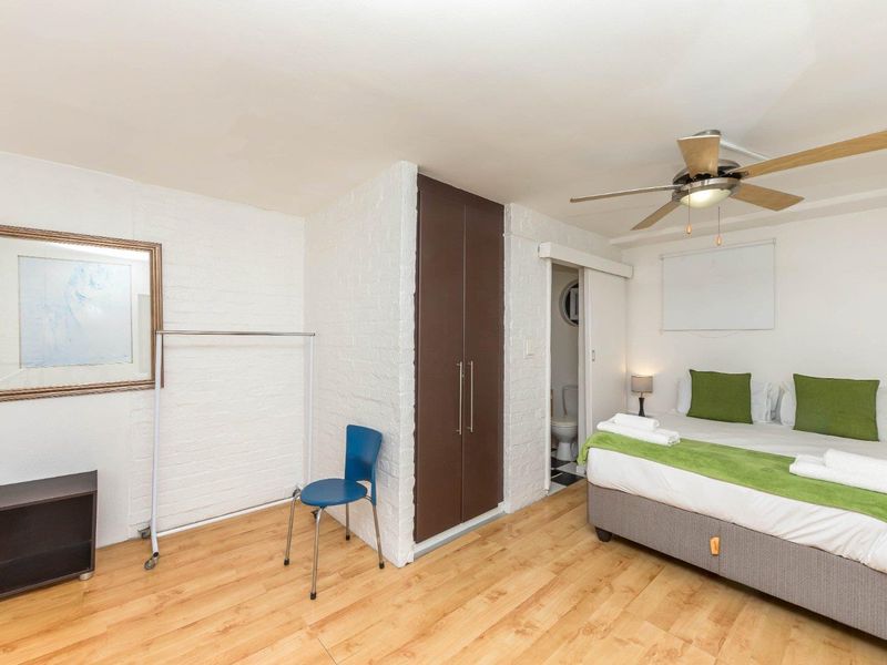 Sunny, Airbnb-Friendly Double-Volume Loft with Undercover Parking - Photo 9