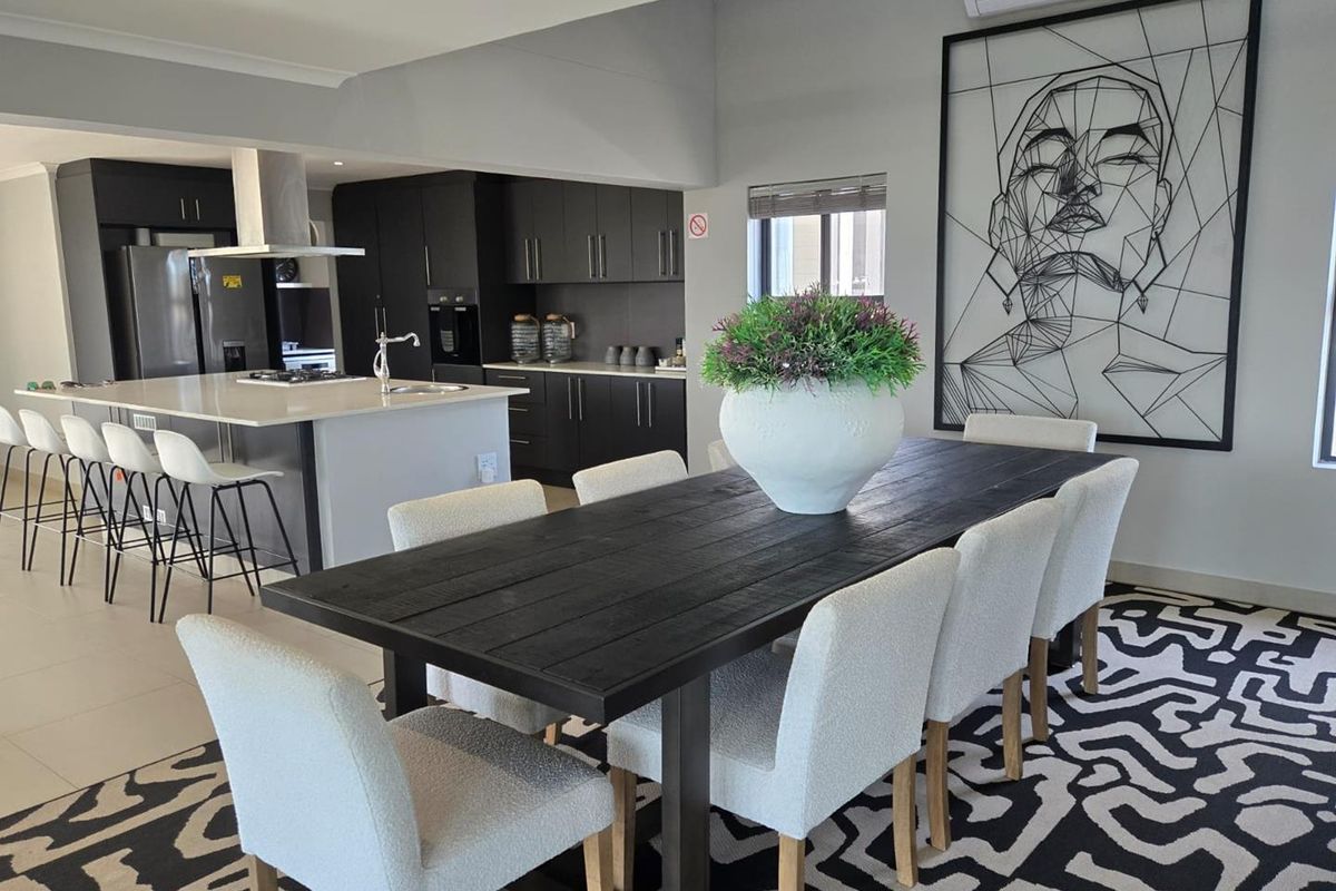 Luxury Living by the Sea - Photo 3