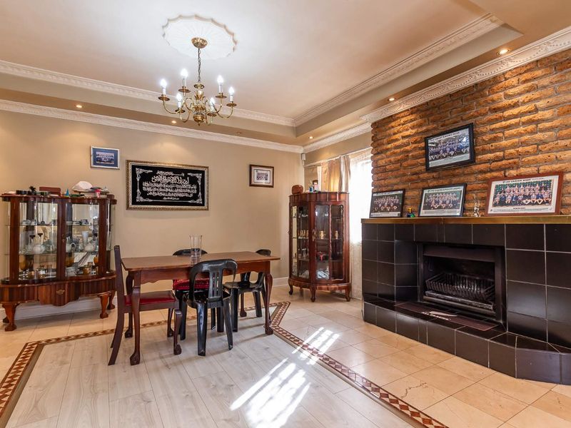 Spacious Family Home in the Heart of Leafy Greenhaven - Photo 5