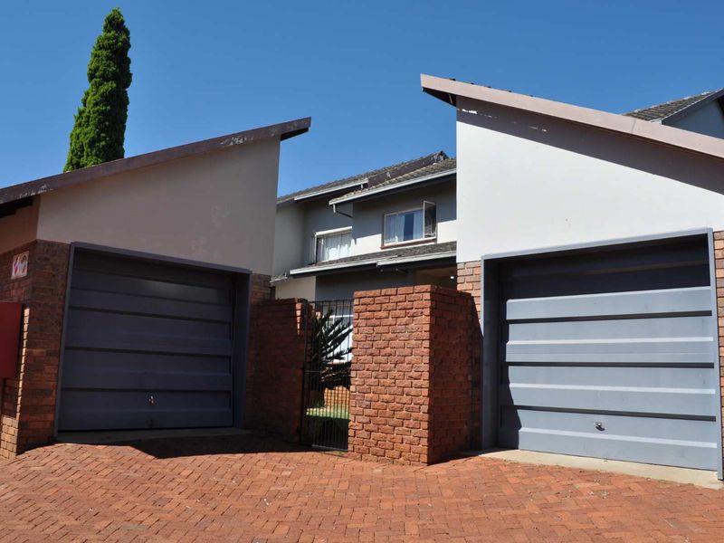 Spacious 3 bedroom duplex with wrap around garden - Photo 2