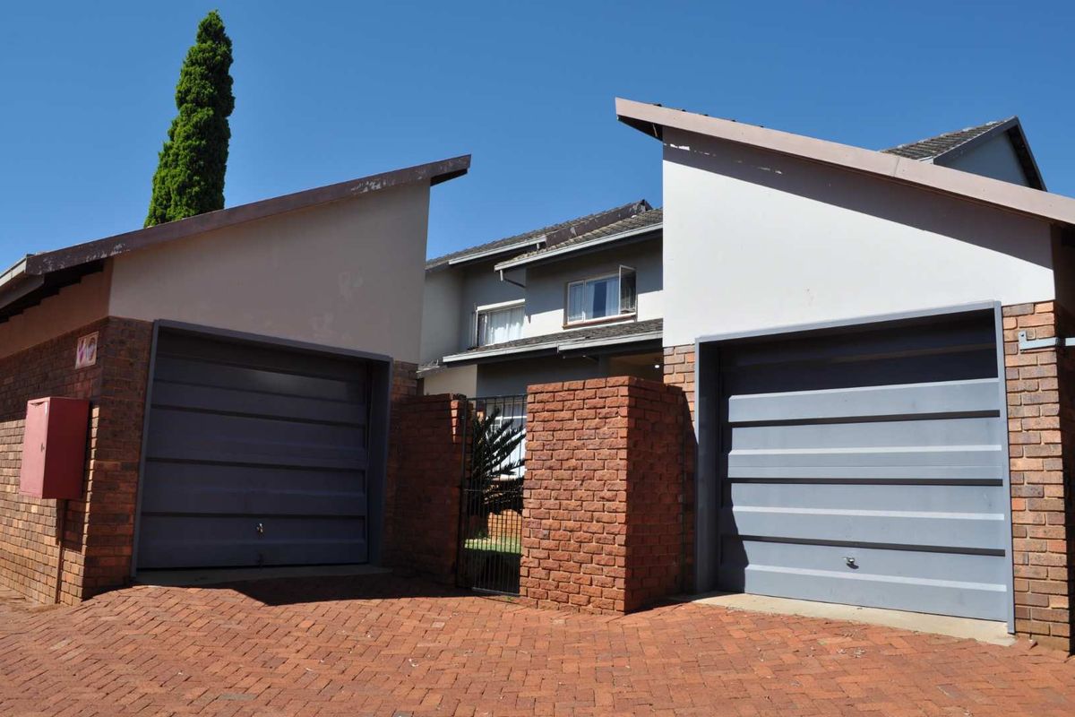 Spacious 3 bedroom duplex with wrap around garden - Photo 2