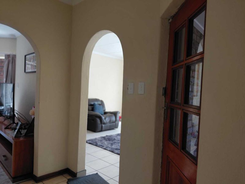 Comfortable Living: 3 Beds, 2 Baths & Pool Near Amenities - Photo 7