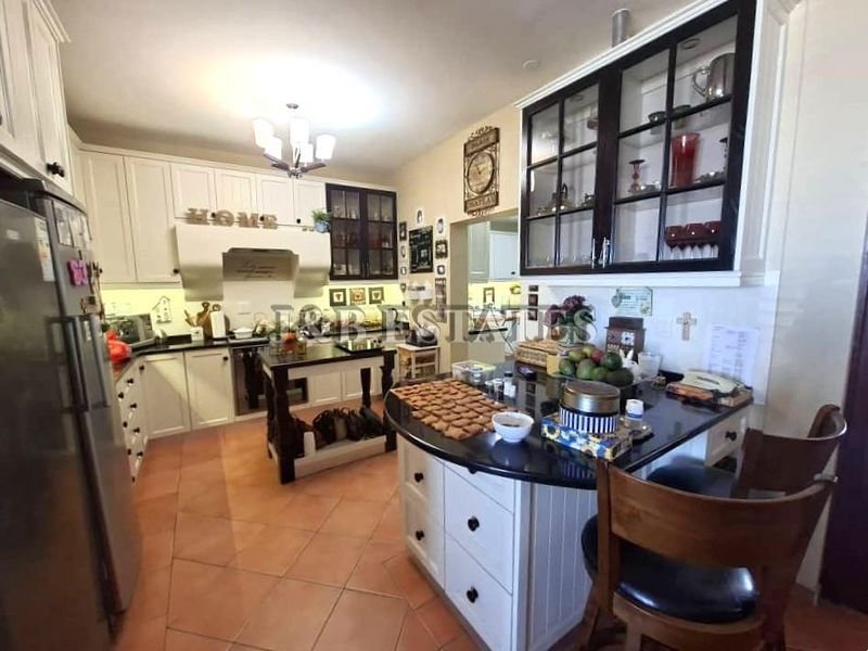 "Own a Slice of Heaven: Lagoon Views & Investment Potential!" - Photo 5