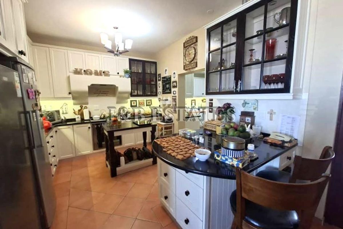 "Own a Slice of Heaven: Lagoon Views & Investment Potential!" - Photo 5