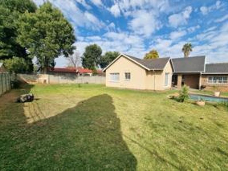 **Three Bedroom Home | Two Bathrooms | Two Garages | Swimming Pool | Staff Accommodation** - Photo 5