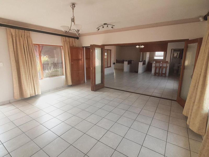 "Exclusive Birdwood Home with Gourmet Kitchen and Entertaining Spaces!" - Photo 9