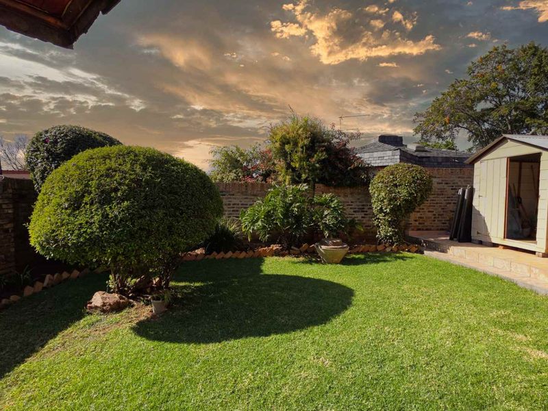 Large 3 Bedroom Sandton Townhouse with Large Garden and Sparkling Swimming Pool and  Full Separate “Cottage” - Photo 3