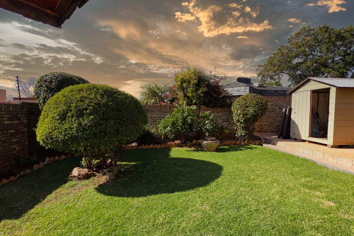 Large 3 Bedroom Sandton Townhouse with Large Garden and Sparkling Swimming Pool and  Full Separate “Cottage” - Photo 3