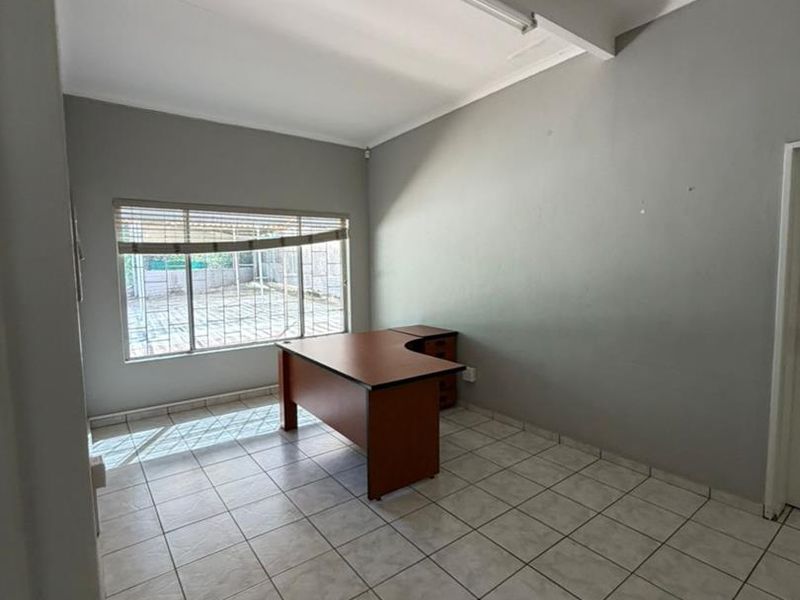 Office Building To Let — Luxury Hill, Klein Windhoek - Photo 7