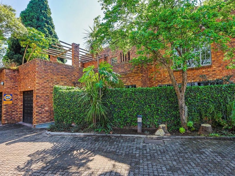 Gourmet Living - Modern Open-Plan Home in a Prestigious Suburb - Photo 2