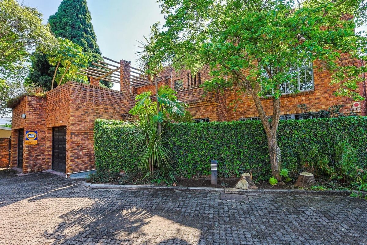 Gourmet Living - Modern Open-Plan Home in a Prestigious Suburb - Photo 2
