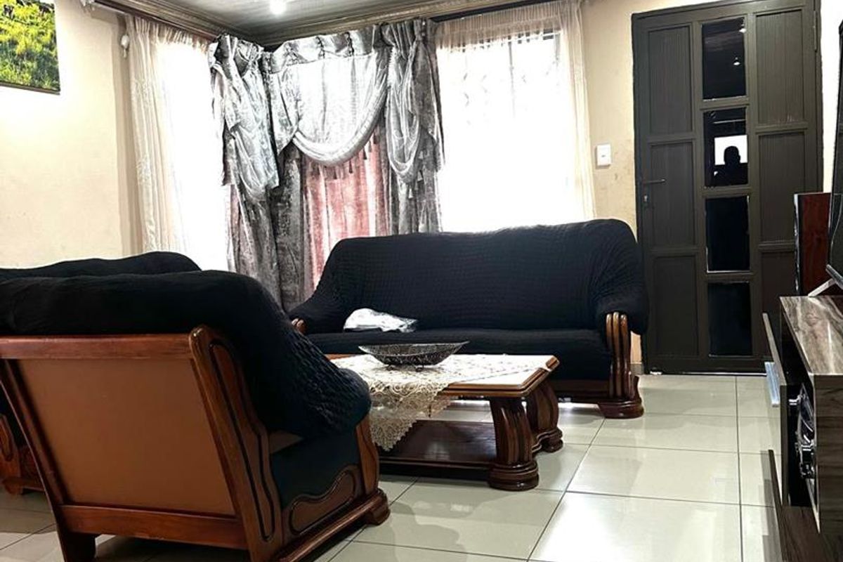 Spacious Family Home with Granny Flat & Staff Accommodation - Photo 3