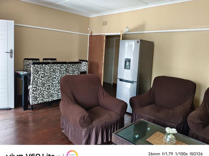 Revamped Family Home with 2 Cottages - Photo 5