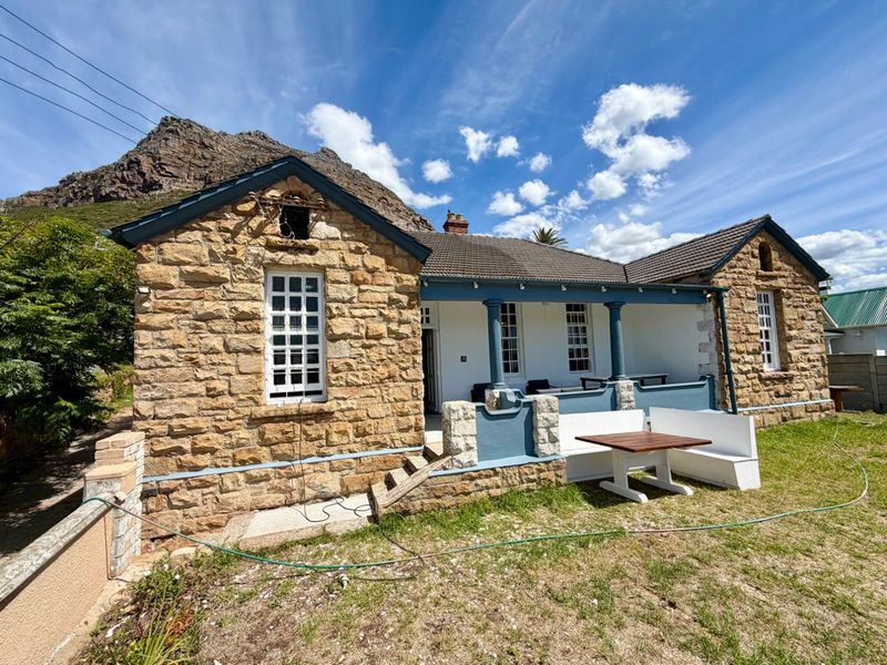 Extra Large Victorian Stone Cottage available with flexible rental periods: - Photo 5