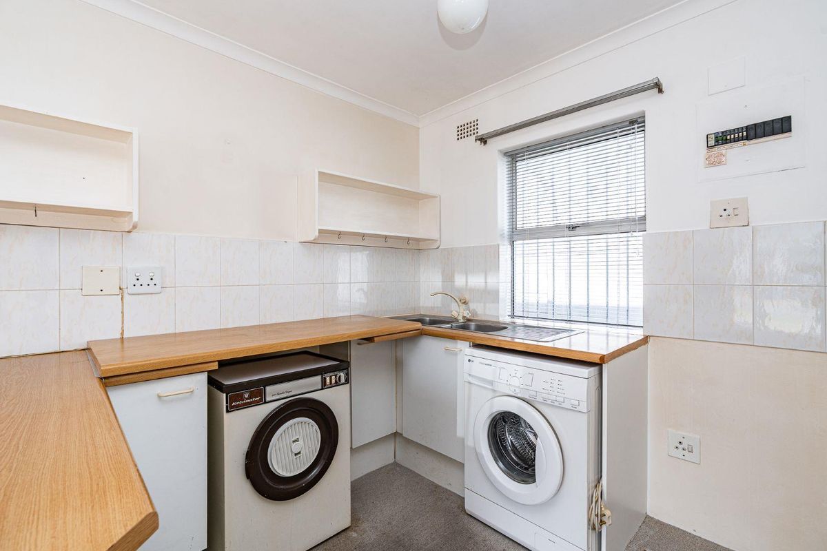 Safe & Secure Ground Floor Apartment - Photo 3