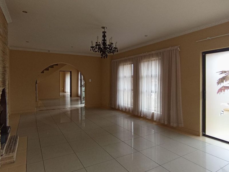 BLUE VALLEY GOLF & COUNTRY ESTATE - 5 BEDROOM HOUSE - Photo 7