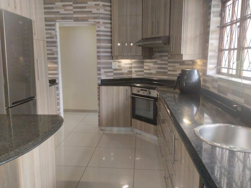 5 bedroom versatile home within walking distance of a Westville School. - Photo 10