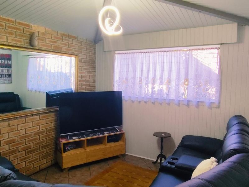 Neat 3 Bedroom Family Home in Prime area of Verwoerdpark with 3 bedroom Flatlet - Photo 6
