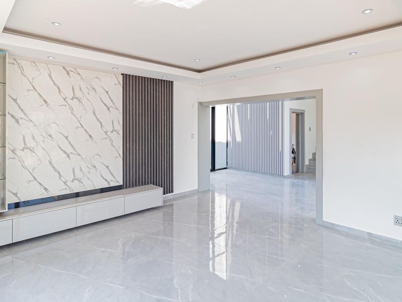 Stunning Newly Built 5-Bedroom Dream Home with Modern Luxury and Space. - Photo 8