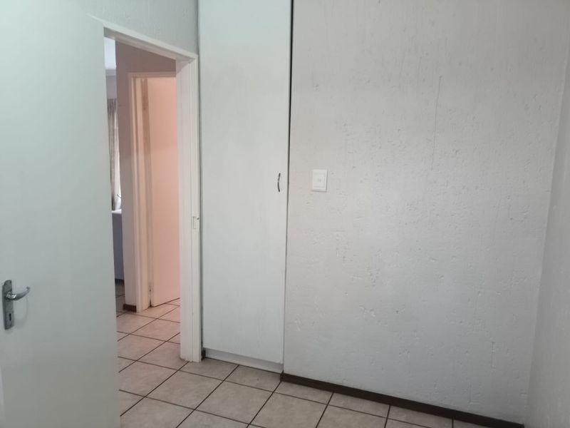 2 bedroom unit, 2 nd floor + security guard - Photo 8