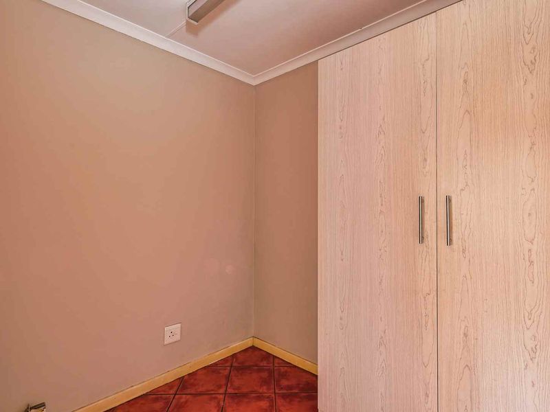 Spacious 2 Bedroom Townhouse with Large Private Garden in Faerie Glen - Photo 7