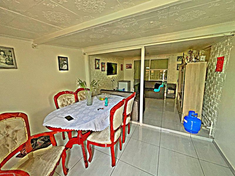 Marvelous 2 Bedroom unit - Photo 2