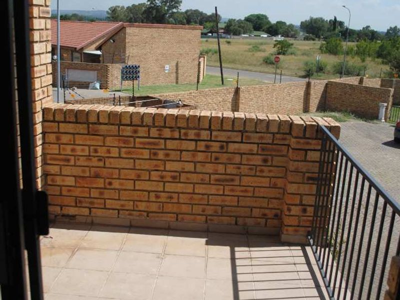 Neat Face-Brick Townhouse 2 Bedroom with Car port - Photo 9
