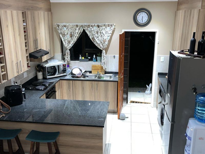 Rent 2Bed Sandalwood Estate Home – Private Garden & Double Garage - Photo 2