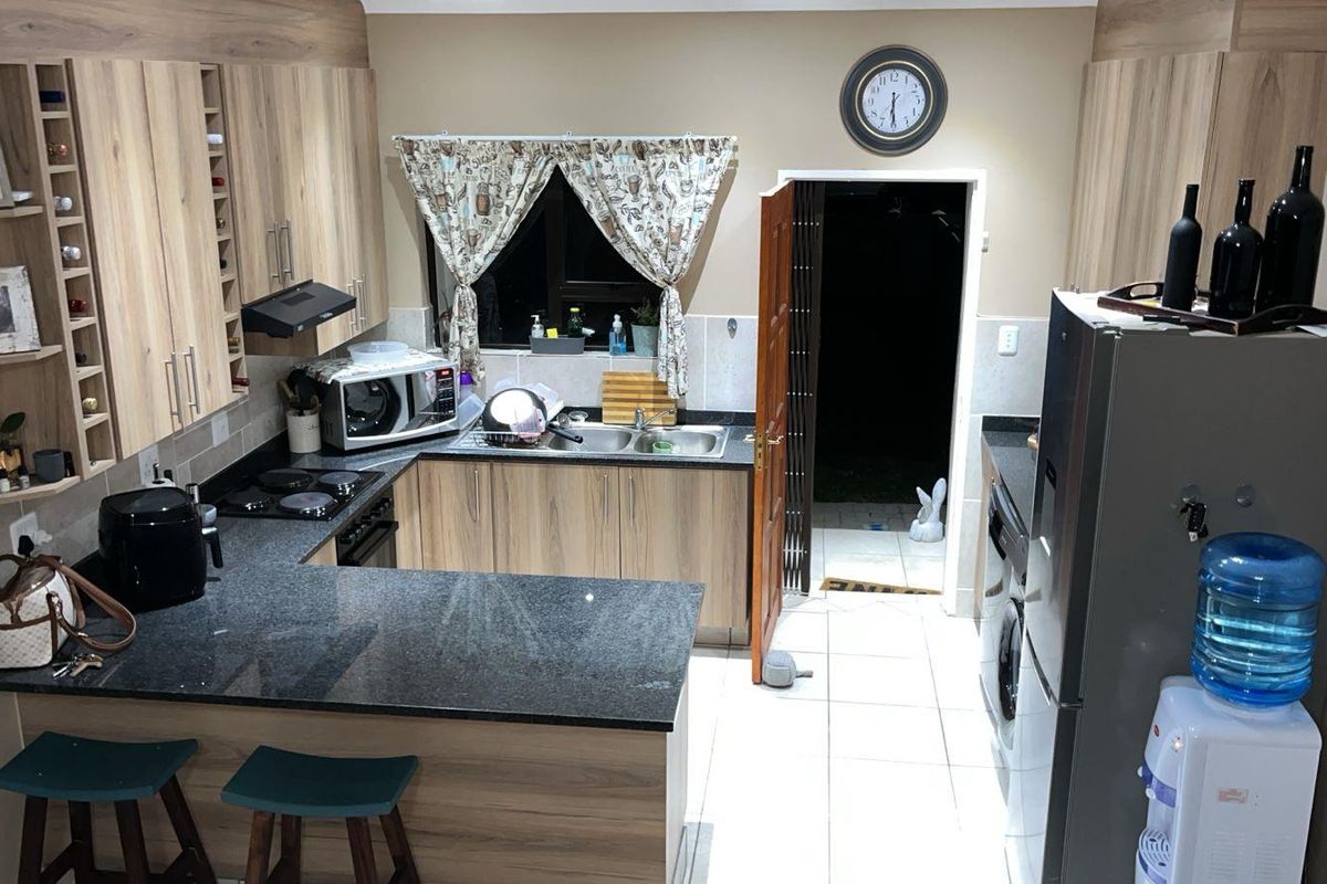 Rent 2Bed Sandalwood Estate Home – Private Garden & Double Garage - Photo 2