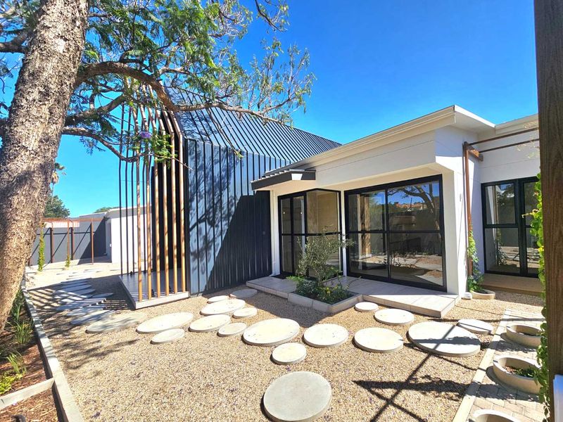 Modern Elegance: Stunning New 3-Bed Home with Pool - Photo 4