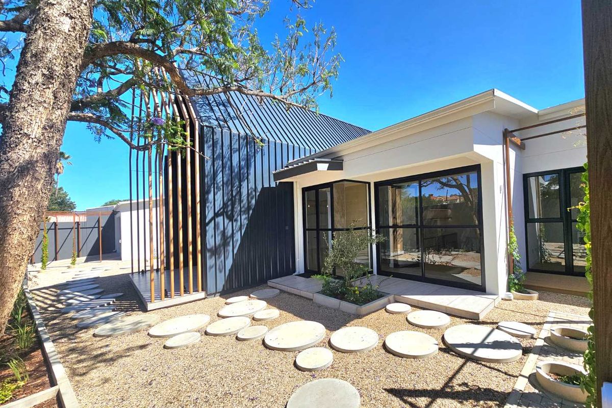 Modern Elegance: Stunning New 3-Bed Home with Pool - Photo 4