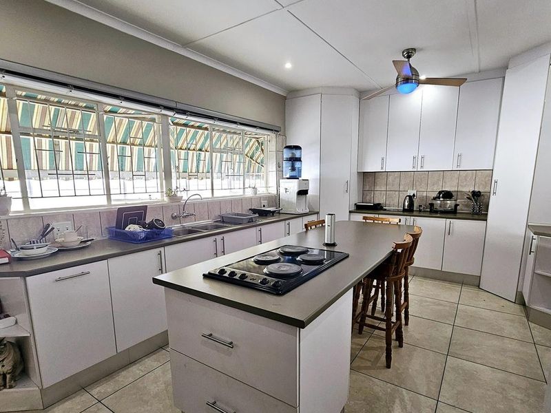 8 Bedroom House For Sale in Pionierspark - Photo 8