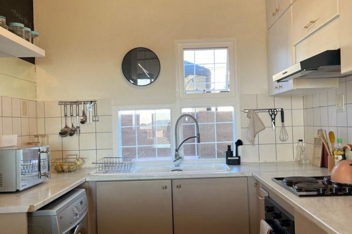 Fully Furnished Duplex with Stunning Views – Windhoek West for Rent ! N$ 20 000 pm - Photo 4