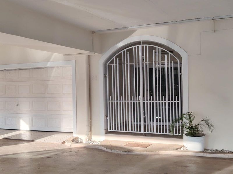 Stunning 3-Bedroom Apartment for Rent in Umhlanga - Photo 2