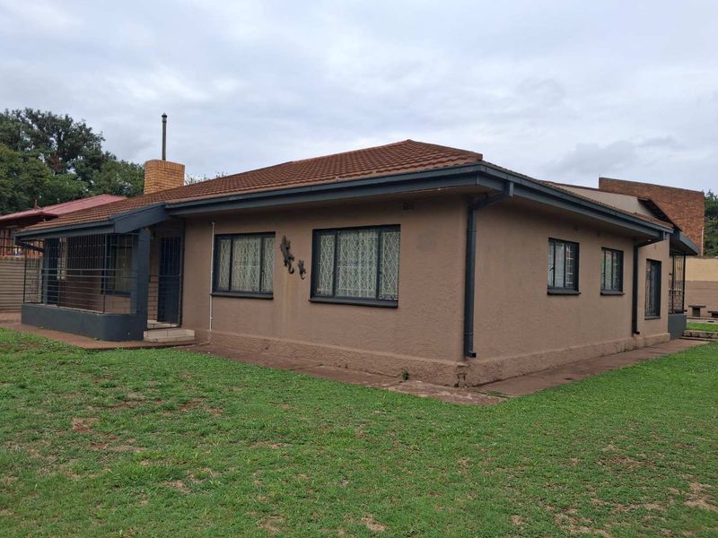 4 Bedroom House For Sale in Vanderbijlpark C.W 5 - Photo 5