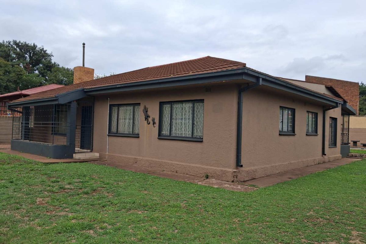 4 Bedroom House For Sale in Vanderbijlpark C.W 5 - Photo 5