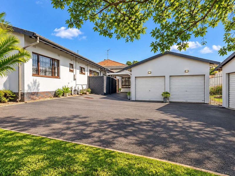 PRIVATE & SECURE 2-BEDROOM SIMPLEX – TUCKED AWAY IN A SMALL COMPLEX