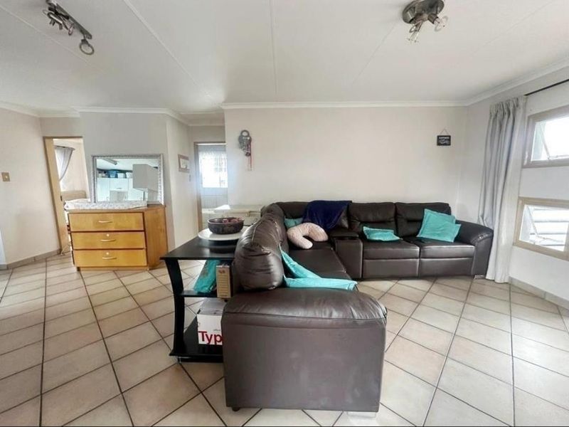 2 bedroom townhouse in Verwoedpark - Photo 5