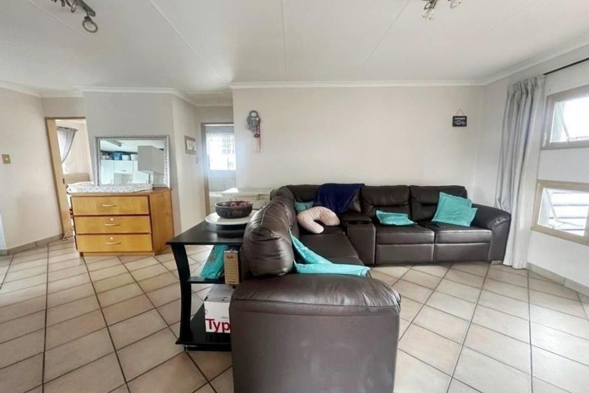 2 bedroom townhouse in Verwoedpark - Photo 5