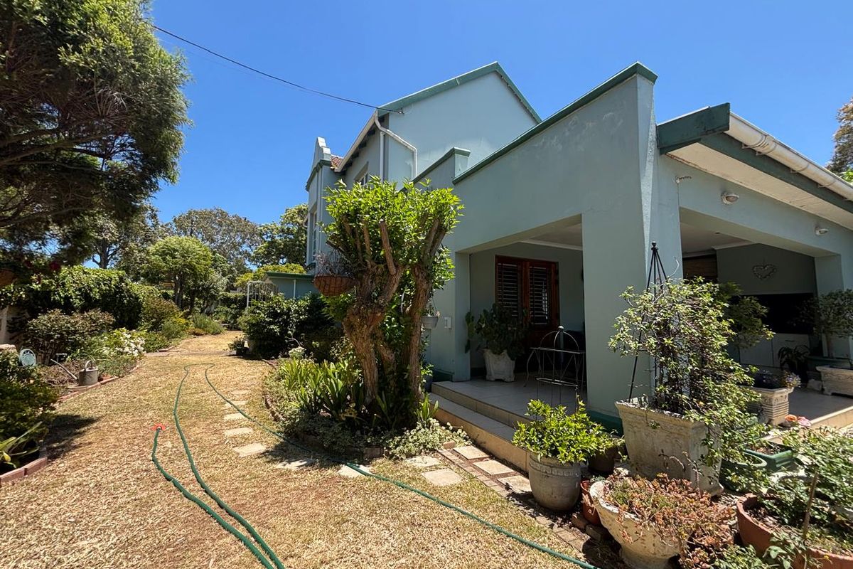 Family Home with Two Cottages in Prime Mill Park - Photo 4