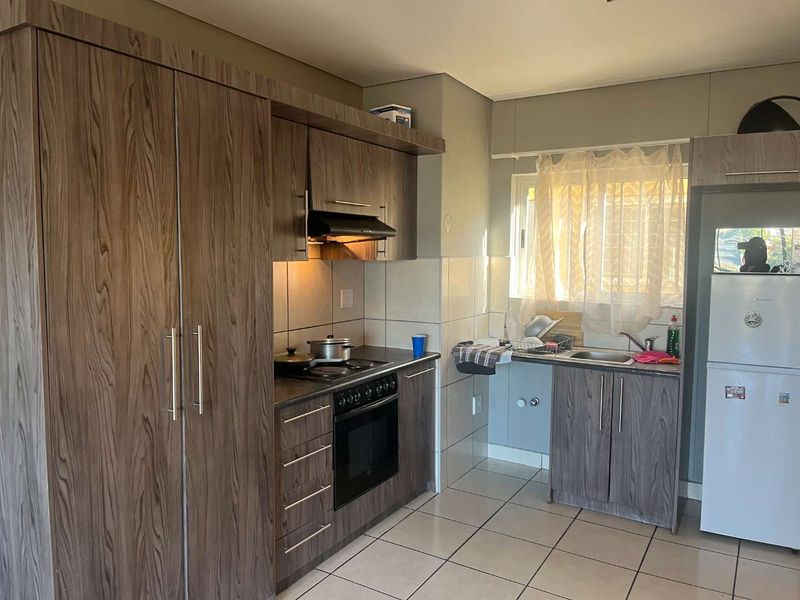 Beautiful 2-Bedroom Apartment Available for a 6-Month Lease - Photo 1