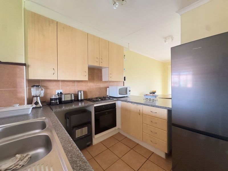 2 Bedroom Townhouse with a Balcony - Photo 3