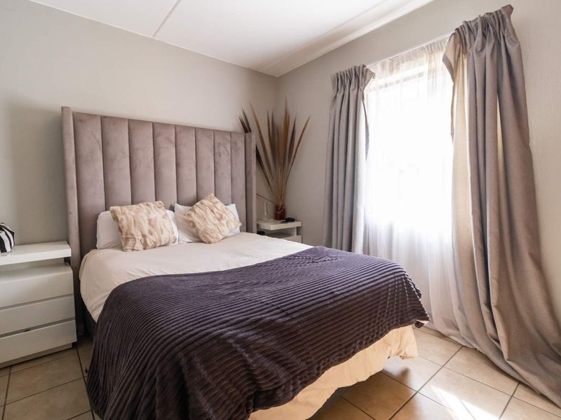 2 bedroom apartment for sale in a security estate - Photo 8