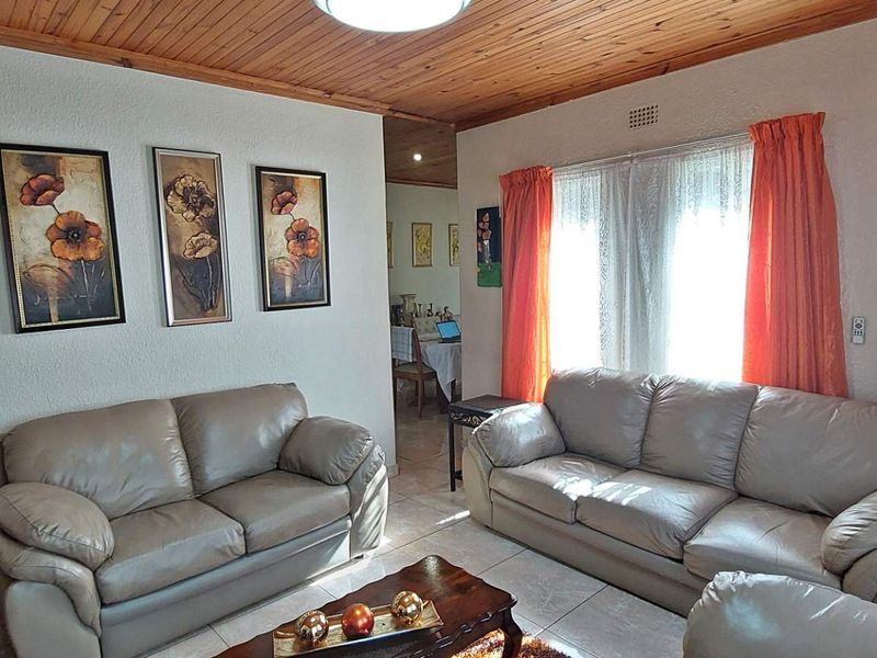 Family home with Flat - Photo 4