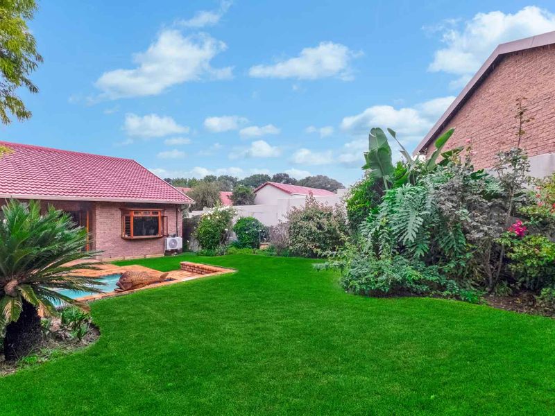 POSITION PLUS POTENTIAL – A PRIVATE LIGHT-FILLED FEEL HAPPY HOME - Photo 7