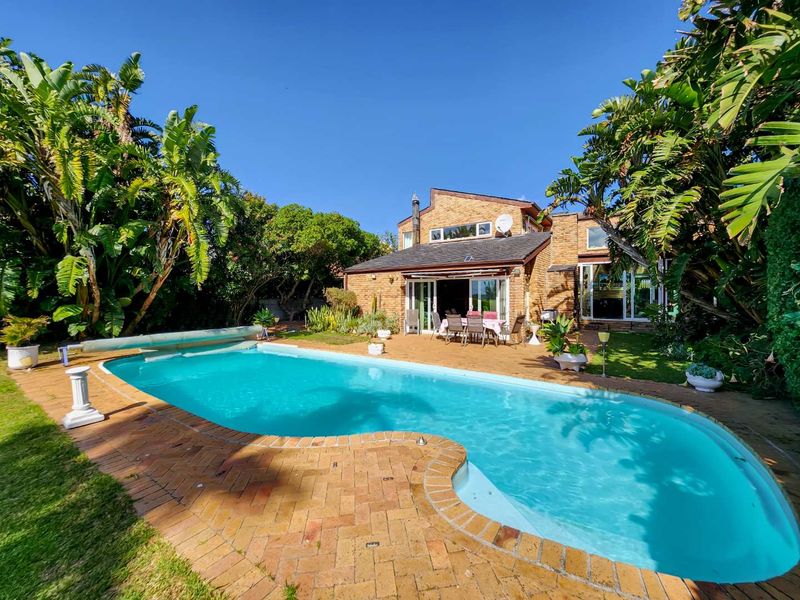 Stunning Zeekoevlei Home: Space, Comfort & Serenity Await! - Photo 2