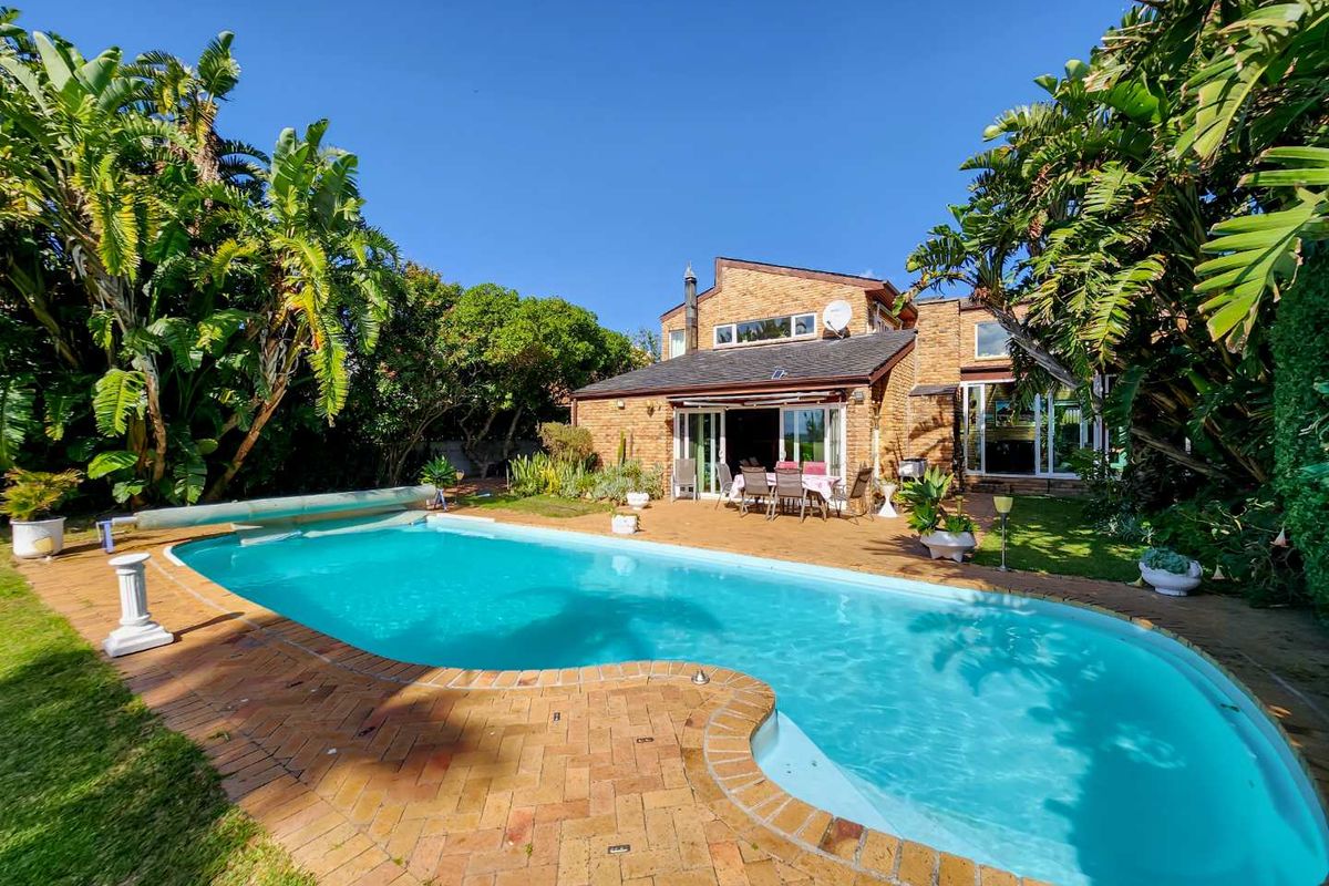 Stunning Zeekoevlei Home: Space, Comfort & Serenity Await! - Photo 2